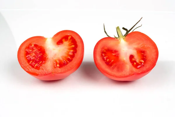 Rote Tomaten Ganz Und Keile Geschnitten — Stockfoto