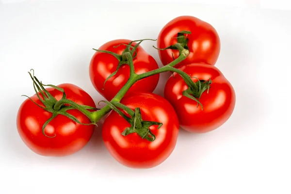 Beyaz arkaplan görünümünde izole edilmiş kiraz domatesleri