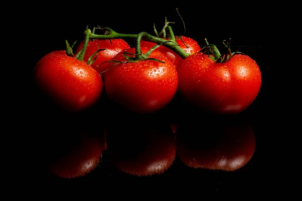 Mehrere Große Tomaten Mit Wassertropfen Auf Schwarzem Hintergrund — Stockfoto