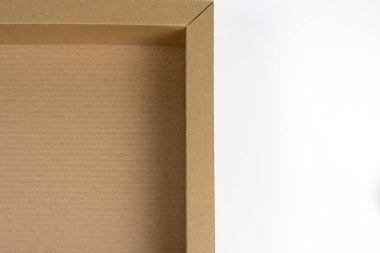 beyaz arka planda hediyeler paketlemek için karton kutu