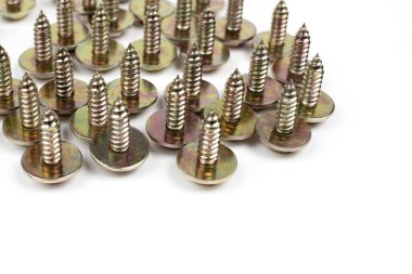 Kopyalama alanı olan beyaz arkaplan üzerindeki metal vidalar