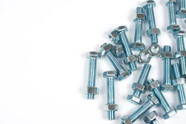 Fındıklı civatalar kopyalamak için yer açarak vidalanıyor.