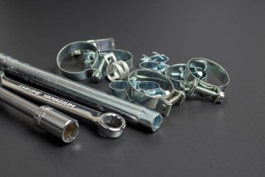 onarım kıskaçları ile siyah arkaplan üzerinde profesyonel araç