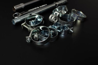 onarım kıskaçları ile siyah arkaplan üzerinde profesyonel araç