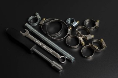 onarım kıskaçları ile siyah arkaplan üzerinde profesyonel araç