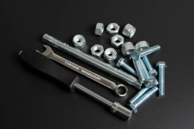 civataları tamir ederek siyah arkaplan üzerinde profesyonel araç