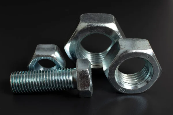 Verschillende Grote Metalen Bouten Moeren Tegen Zwarte Achtergrond — Stockfoto