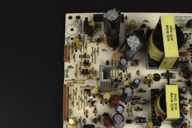 Elektronik cihazın parçalarıyla basılmış devre kartı. Teknoloji geçmişi