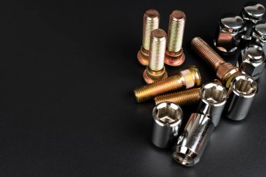 tekerlek fındıkları ve araba tekerleği için çiviler tamir edilir.