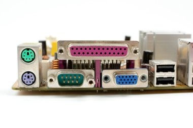 Beyaz arkaplanda kişisel bilgisayar ana kartı yan görünümü