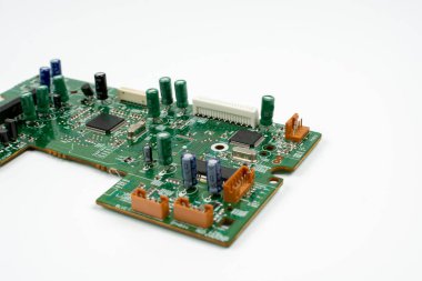 Elektronik bileşenleri olan devre kartı kapat