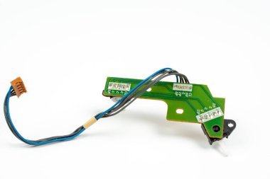 Elektronik bileşenleri olan devre kartı kapat