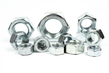 Gümüş metal fındık grubu beyaz arkaplanı kapatır