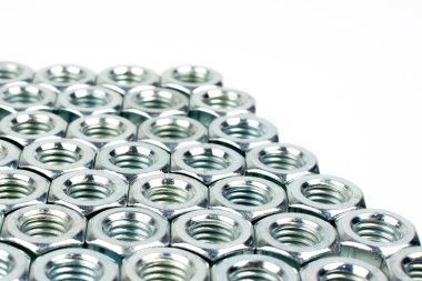Gümüş metal fındık grubu beyaz arkaplanı kapatır