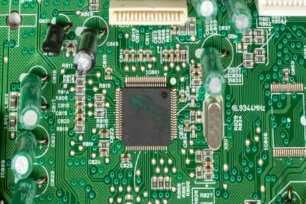 Πλακέτα Τυπωμένου Κυκλώματος Ηλεκτρονικών Μικροκυκλωμάτων Συσκευής Από Κοντά — Φωτογραφία Αρχείου