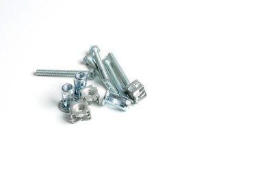 Beyaz arka planda cıvatalar ve fındık metali