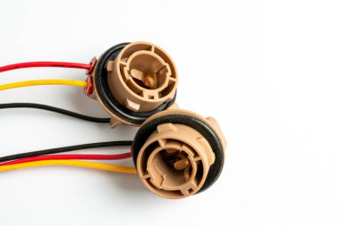 beyaz arkaplan üzerinde konnektör yakın çekim kabloları demeti