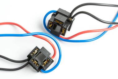 beyaz arkaplan üzerinde konnektör yakın çekim kabloları demeti