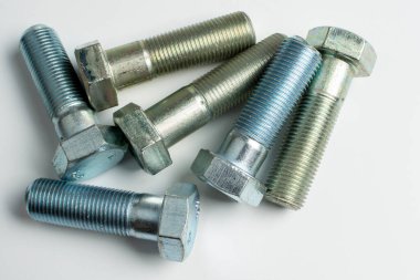 Kırık eski dizüstü bilgisayar soğutucusu beyaz arka planda