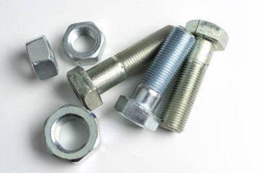 Kırık eski dizüstü bilgisayar soğutucusu beyaz arka planda