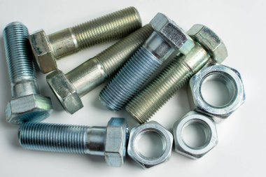 Kırık eski dizüstü bilgisayar soğutucusu beyaz arka planda