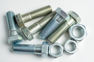 Kırık eski dizüstü bilgisayar soğutucusu beyaz arka planda