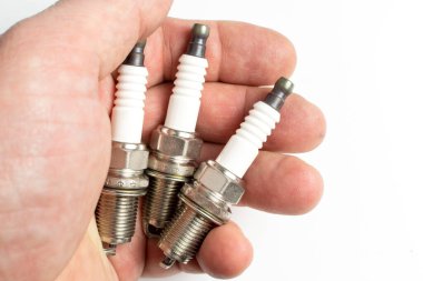 Beyaz arka planda bir adamın elindeki elektronik cihazın basılı devre kartı.