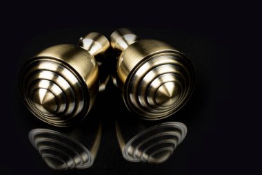 Siyah arkaplanda yansımalı kıvırcık metal ürünleri