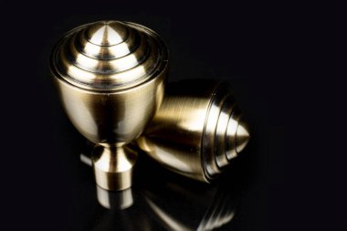 Siyah arkaplanda yansımalı kıvırcık metal ürünleri