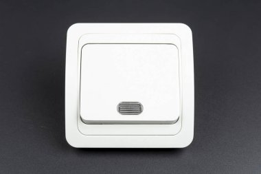 Siyah arkaplanda beyaz elektrik düğmesi