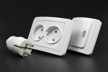 Beyaz elektrik prizi, fişi tak ve siyah arkaplanı aç