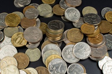 Siyah bir arkaplanda metal madeni paraların dağılması.