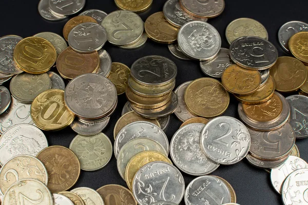 Siyah bir arkaplanda metal madeni paraların dağılması.