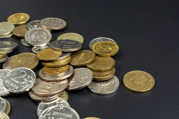 Siyah bir arkaplanda metal madeni paraların dağılması.