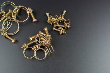 Siyah arkaplanda metal tel kıskaçları