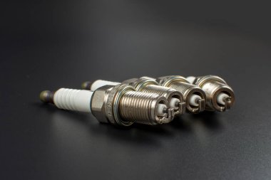 araba bujileri siyah arkaplanda yakın plan