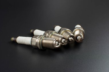 araba bujileri siyah arkaplanda yakın plan