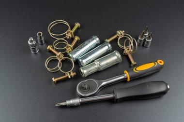 Siyah arkaplanda lastik borular ve araç güvenliği için kıskaçlar