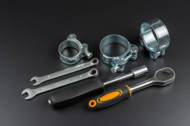 Lastik boruları ve araçları bağlamak için güçlendirilmiş kıskaçlar