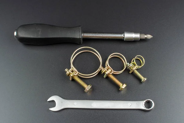 Siyah arkaplanda metal tel kıskaçlar ve araçlar