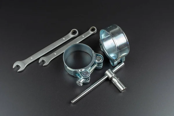 Lastik boruları ve araçları bağlamak için güçlendirilmiş kıskaçlar