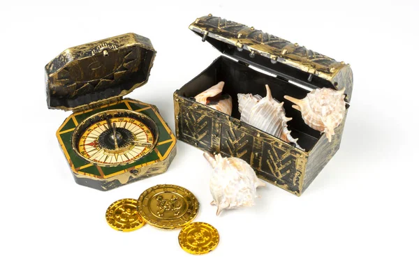 Kompass Und Piratenmünzen Auf Weißem Hintergrund — Stockfoto
