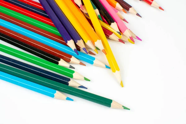 Çizim için bir yığın tahta renkli kalem.