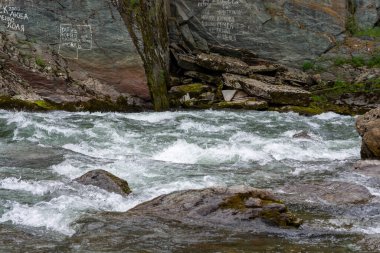 Dağ gibi nehir taştan bir yatakta akıyor.