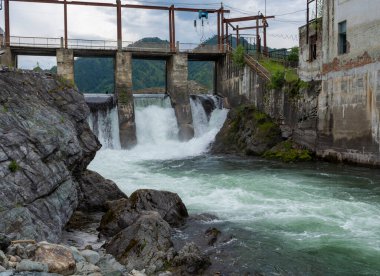 Eski hidroelektrik santrali. Chemal, Altai Cumhuriyeti. Rusya