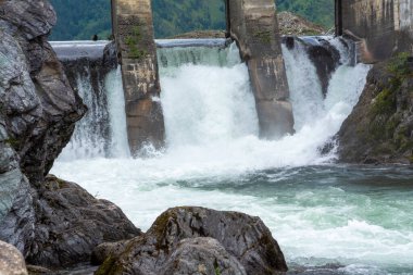 Eski hidroelektrik santrali. Chemal, Altai Cumhuriyeti. Rusya