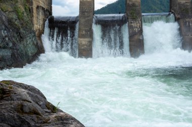 Eski hidroelektrik santrali. Chemal, Altai Cumhuriyeti. Rusya