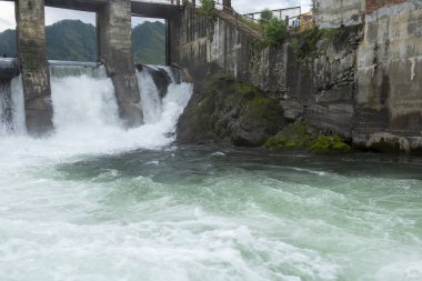 Eski hidroelektrik santrali. Chemal, Altai Cumhuriyeti. Rusya