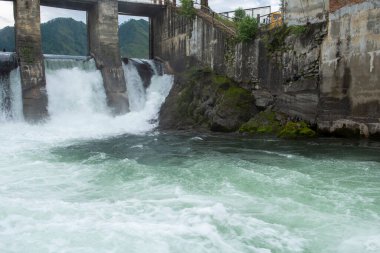 Eski hidroelektrik santrali. Chemal, Altai Cumhuriyeti. Rusya