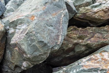 Dağın yakınındaki kayalarla dolu büyük bir yığın.